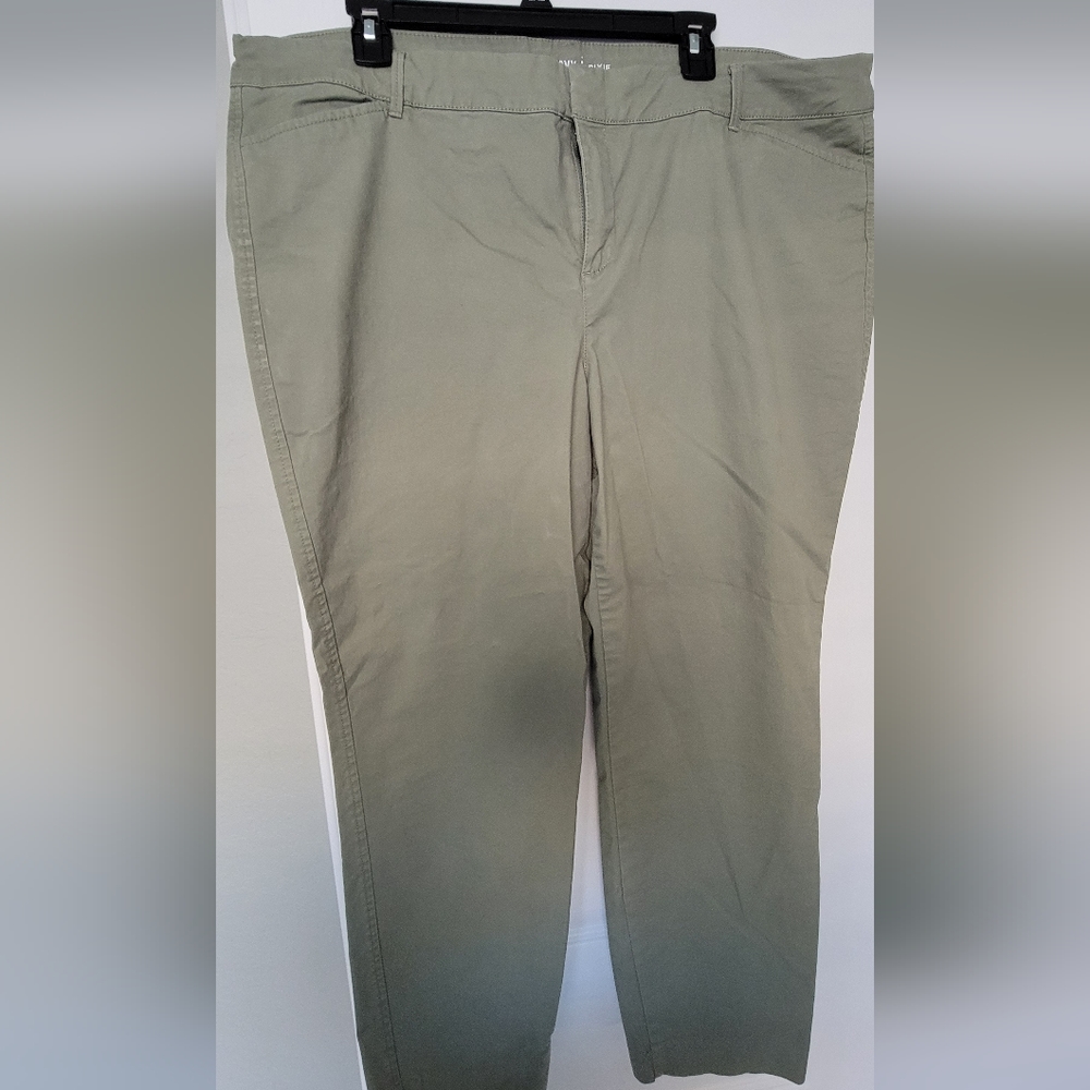 EUC Old Navy Chino ankle length Pant- Size 18 Army Green